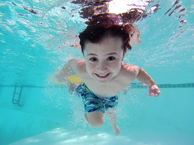 dítě plavající v bazénu